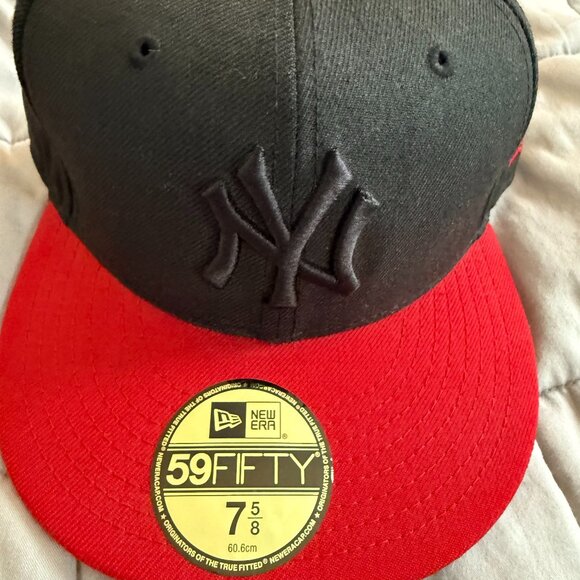New Era 59FIFTY New York Yankees Fitted Hat - Black/Red - Size 7 5/8 - Picture 1 of 1